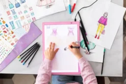 ATELIER STYLISTE AVEC TABLETTE LUMINEUSE