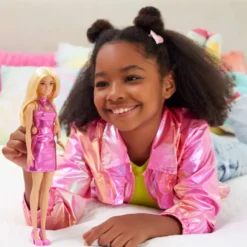 BARBIE FASHIONISTA - POUPEE ROBE SCINTILLANTE