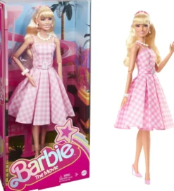 BARBIE LE FILM - POUPEE EN ROBE VICHY ROSE