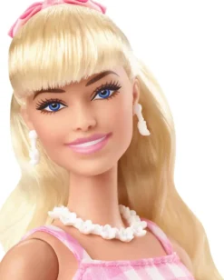 BARBIE LE FILM - POUPEE EN ROBE VICHY ROSE
