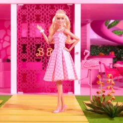 BARBIE LE FILM - POUPEE EN ROBE VICHY ROSE