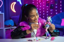 MONSTER HIGH - POUPEE LAGOONA BLUE AVEC PIRANHA DE COMPAGNIE