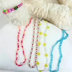 SET DE PERLES 27 CASES AVEC PERLES NACREES RONDES AVEC FIL ET CISEAUX